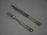 deux fourchettes et un couteau posés sur une table