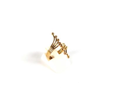 gros plan d'une bague en or sur une surface blanche