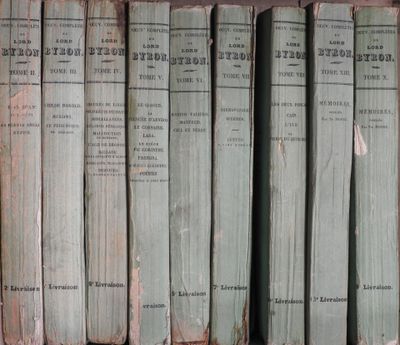plusieurs vieux livres sont alignés sur une étagère