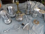 de nombreux objets en argent posés sur une table recouverte d'une nappe bleue