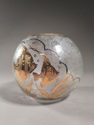 une boule de verre sur laquelle est représentée une image, posée sur une table