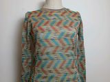 une photo d'un mannequin portant un pull multicolore