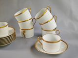 un grand nombre de tasses et de soucoupes posées sur une table
