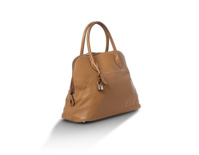 une image représentant un sac à main marron sur fond blanc