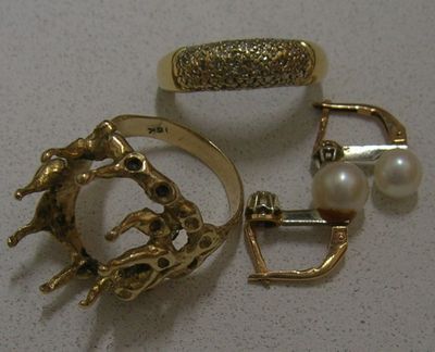 deux bagues et une bague ornée d'un cheval