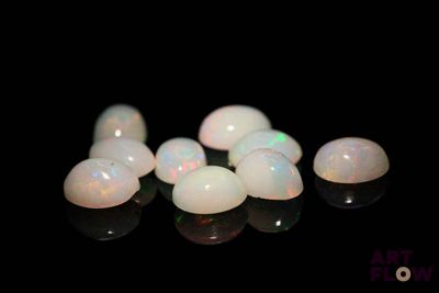 plusieurs oplites blancs sur une surface noire, avec un fond noir