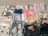 de nombreux types de vêtements exposés dans une boîte