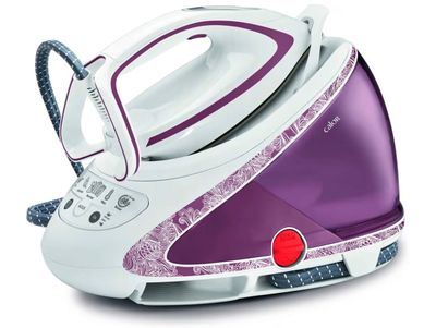 un fer à repasser à vapeur violet et blanc posé sur un plan de travail blanc