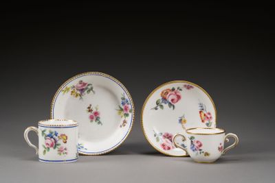 deux tasses et une soucoupe sont posées l'une à côté de l'autre sur une table