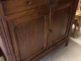 une armoire en bois sur laquelle est posé un bol