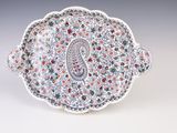 un plat richement décoré d'un motif paisley
