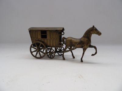 figurine en bronze représentant un cheval tirant un chariot sur lequel se trouve un autre cheval