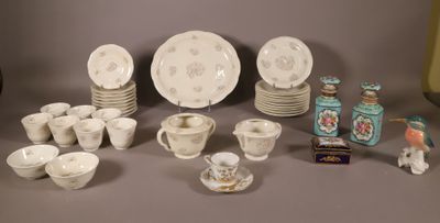 beaucoup d'assiettes, de tasses et de soucoupes sur la table