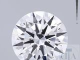 un gros plan d'un diamant comportant une taille en forme de diamant en son centre