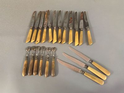 a lot of knives and knives that are on the table