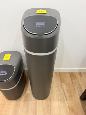 deux poubelles posées l'une à côté de l'autre sur le sol