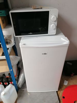 un micro-ondes et un petit réfrigérateur dans une chambre