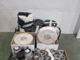 deux paquets de papier toilette, un rouleau de papier toilette, un rouleau de papier toilette, un rouleau de papier toilette et un rouleau de papier toilette