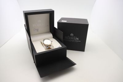 une boîte avec une montre à l'intérieur sur une table
