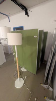 une lampe posée sur le sol dans une pièce