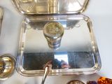 un plateau en argent avec une cuillère en argent et d'autres objets en argent