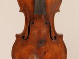 un vieux violon avec un archet accroché à son dos