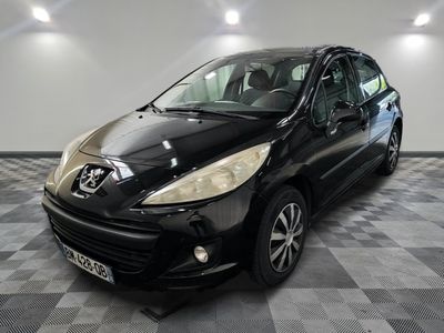 la photo d'une voiture noire garée dans un garage