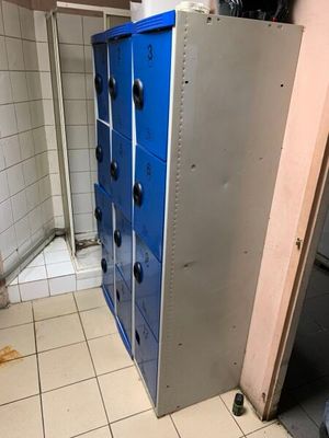 un casier bleu au milieu d'une salle de bains
