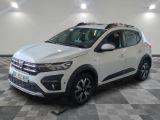 la voiture blanche est garée dans le garage sur un sol en damier