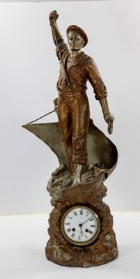 une statue d'un homme tenant une horloge au-dessus d'une table
