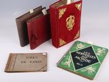 trois livres sont posés les uns à côté des autres sur une surface blanche