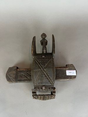 une croix métallique surmontée d'un homme debout