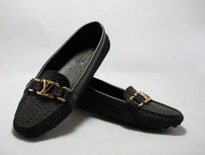 LOUIS VUITTON, mocassin en daim tressé taille 38 1/2