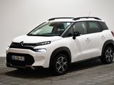 la citrole blanche est garee dans une piece avec un sol en damier