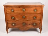 une commode en bois ornée de boutons en laiton