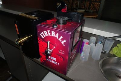 une boîte rouge posée sur le comptoir de la cuisine