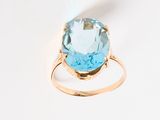 une image d'une bague sertie d'une topaze bleue