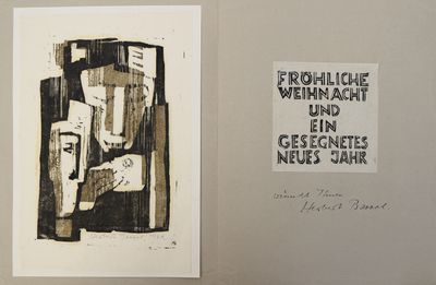 une image en noir et blanc d'une peinture sur un mur