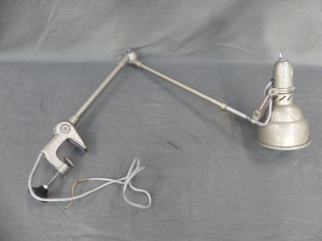 Lampe d'architecte articulée en métal chromé.