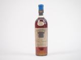 l'image d'une bouteille de vin posée sur une surface blanche