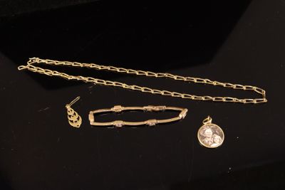 Lot de bijoux en métal doré : bracelet articulé serti de pie…