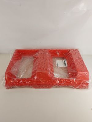 un sac en plastique rouge posé sur une table