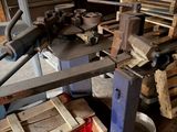 une machine qui travaille sur une pièce de bois