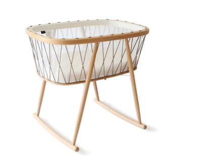 une photo d'un lit de bébé sur lequel est posé un panier