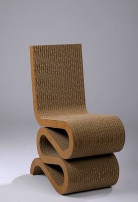 une image représentant une chaise en carton posée sur une surface blanche