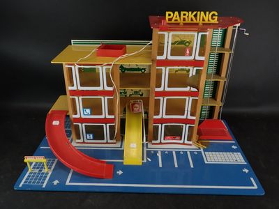 un bâtiment miniature avec un toboggan devant