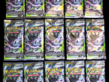De nombreux paquets de cartes Pokémon sont empilés les uns sur les autres