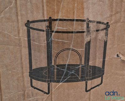 une boîte en carton sur laquelle est représenté un trampoline