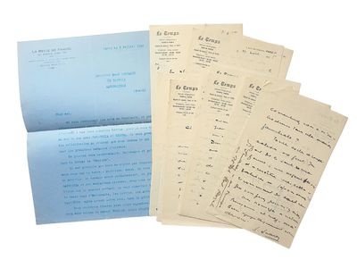 une pile de papiers empilés les uns sur les autres