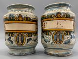 deux vases portant des étiquettes, posés sur une table
